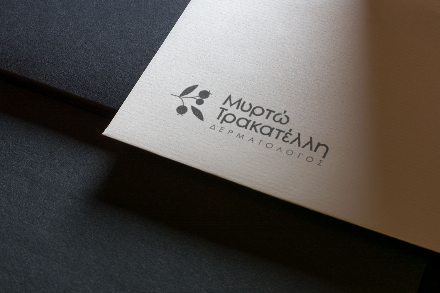 Logo Myrto Trakatelli - Graphiste freelance Bretagne - Direction artistique